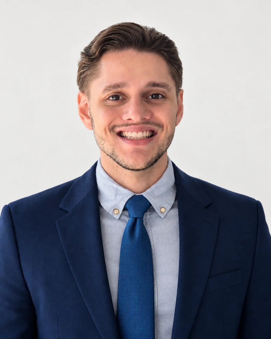 Foto do Dr. Caio Alves, otorrinolaringologista